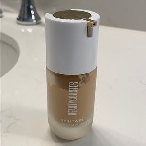 Beautycounter Twin Skin color 210